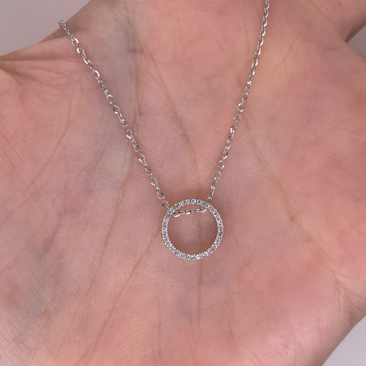 Gargantilla Blanco Oro 14k - Círculo con Diamantes 8 Puntos Totales