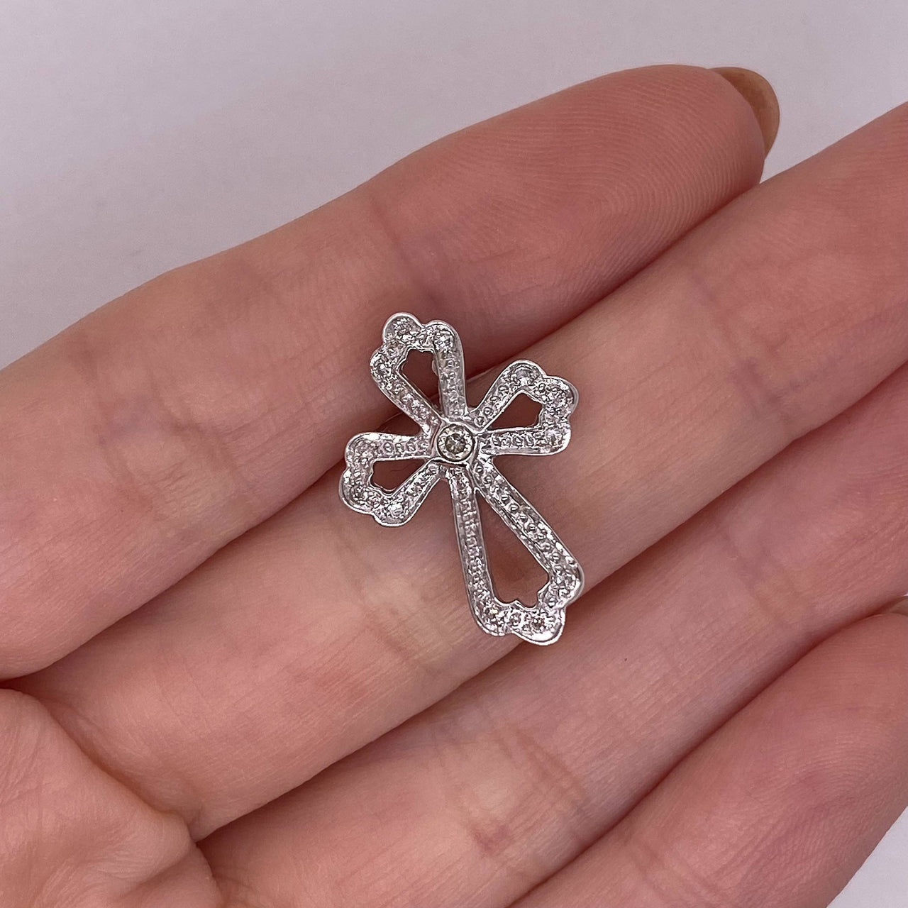 Cruz Oro Blanco 14k, Diamantes de 14 Puntos Totales