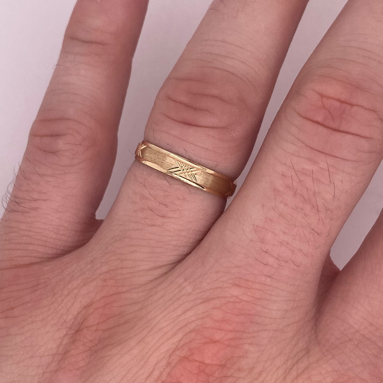 Argolla Oro Amarillo 10k - Diamantada con Bisel Liso, Ancho de 4 mm