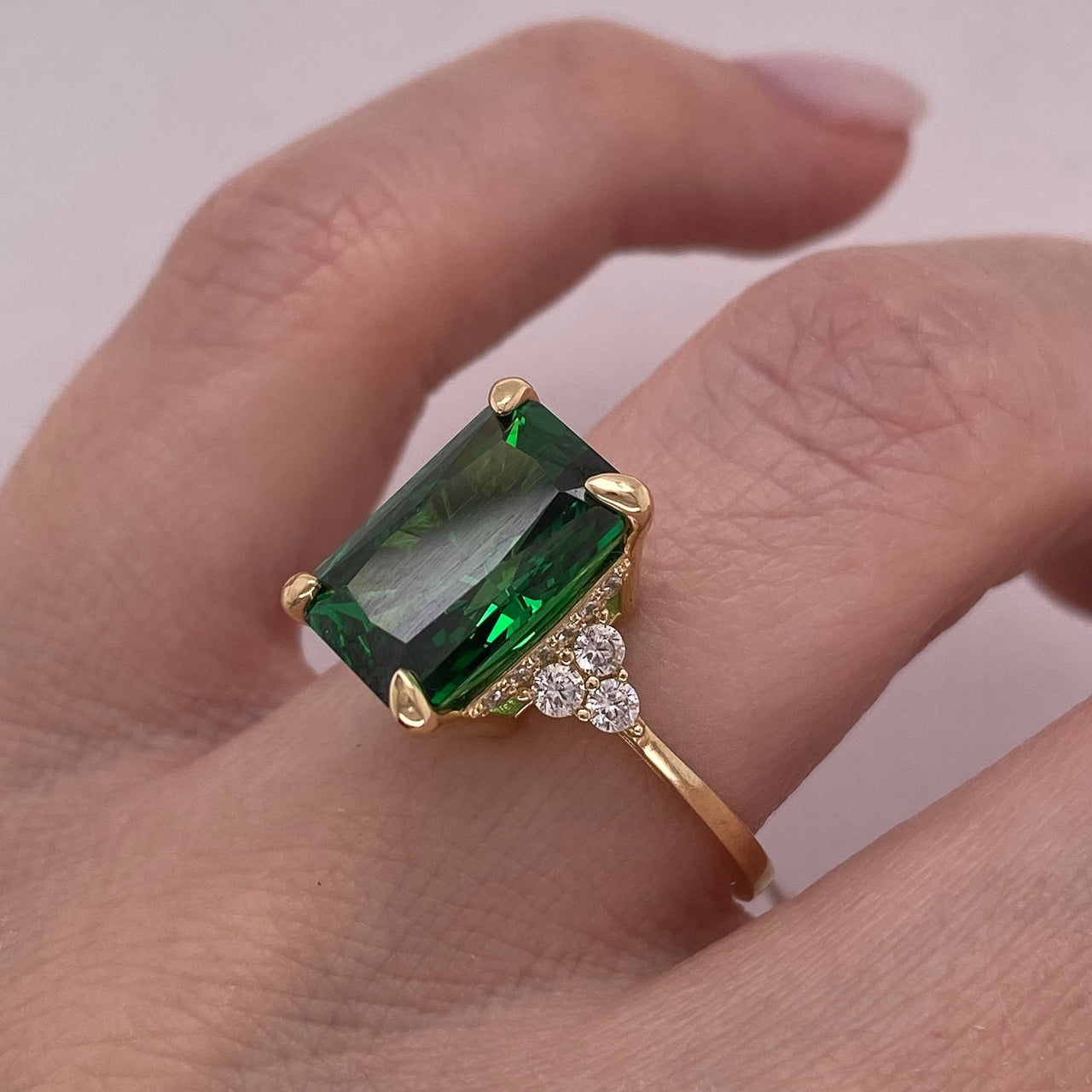Anillo Oro 14k - Esmeralda Sintética y Zirconias Laterales