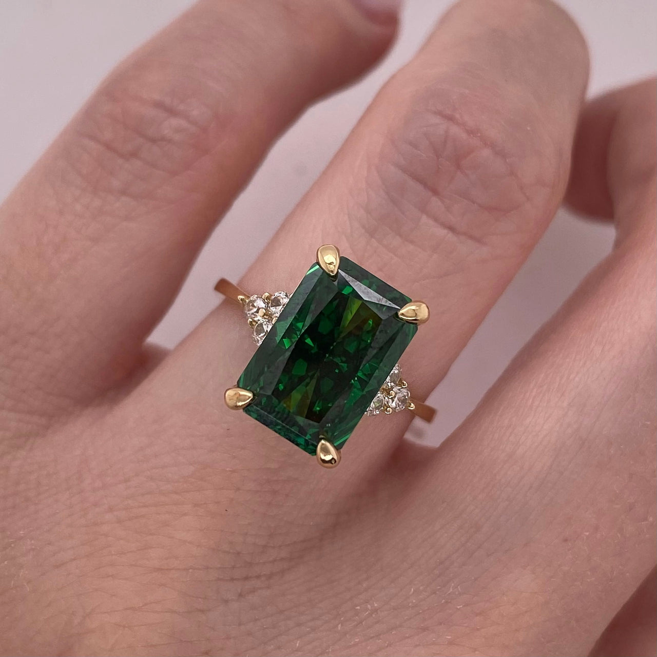 Anillo Oro 14k - Esmeralda Sintética y Zirconias Laterales