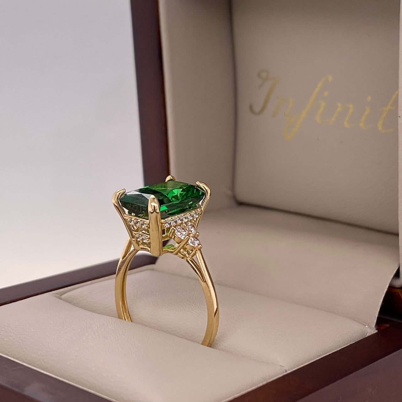 Anillo Oro 14k - Esmeralda Sintética y Zirconias Laterales