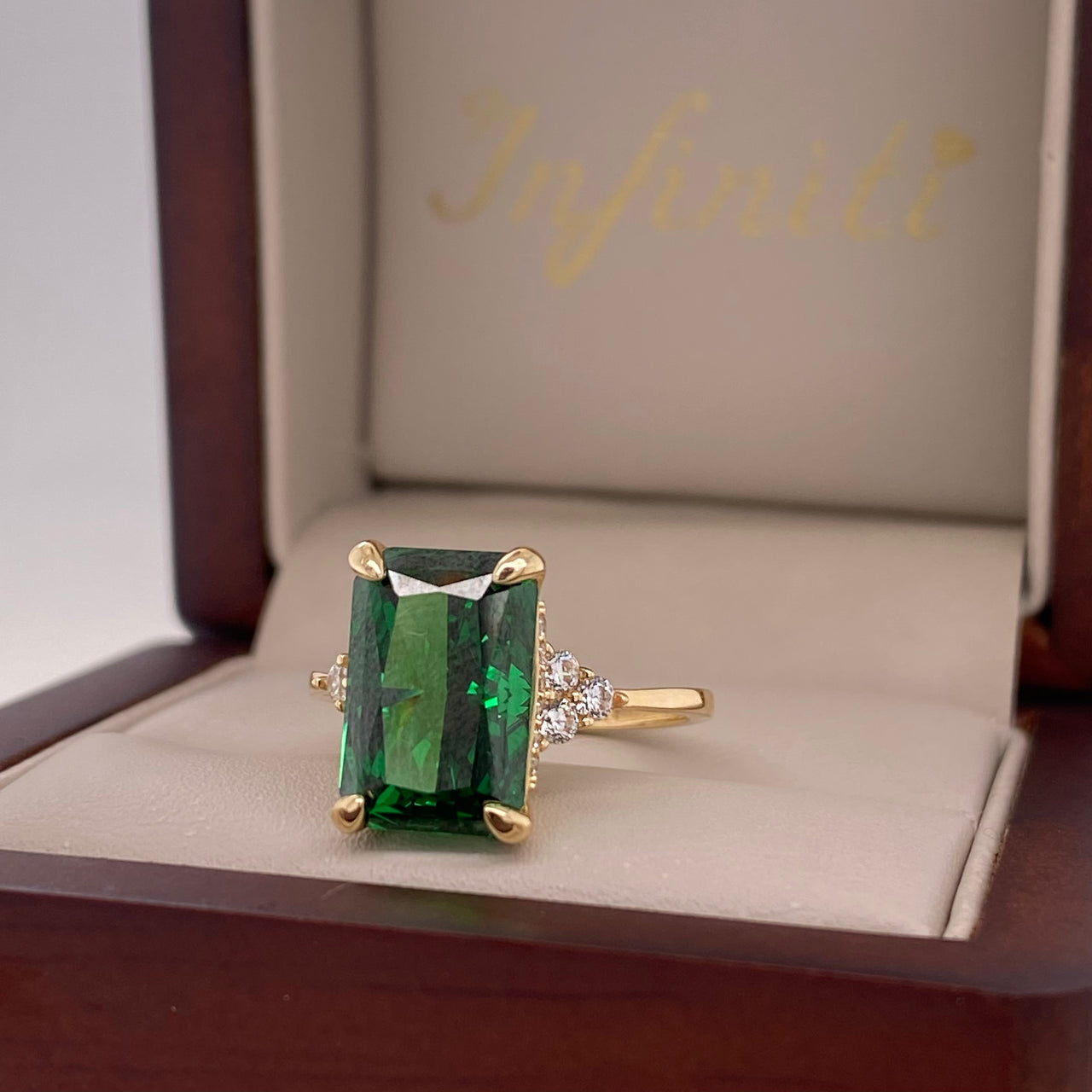 Anillo Oro 14k - Esmeralda Sintética y Zirconias Laterales