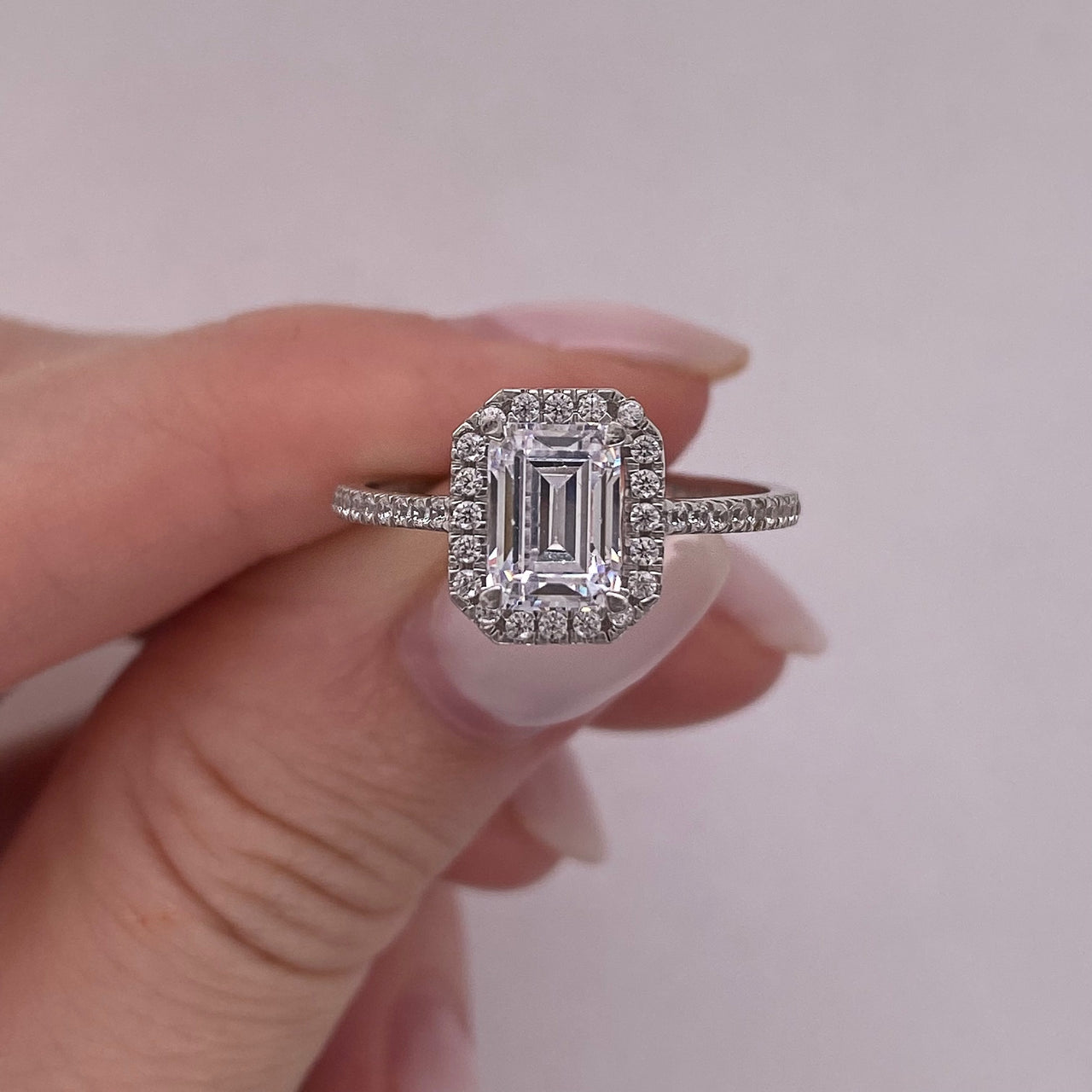 Anillo Oro Blanco 14k - Corte Esmeralda con Halo 7x5 mm