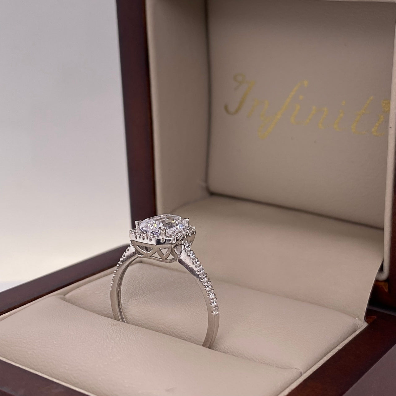 Anillo Oro Blanco 14k - Corte Esmeralda con Halo 7x5 mm