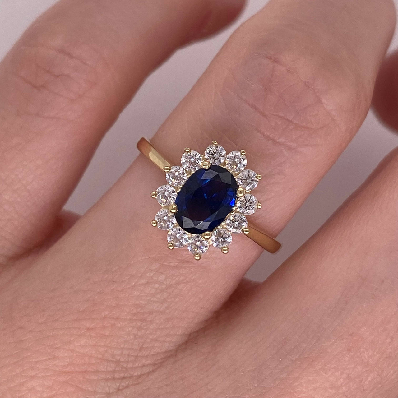 Anillo Oro 10k, Halo con Zafiro Sintético 7x5 mm