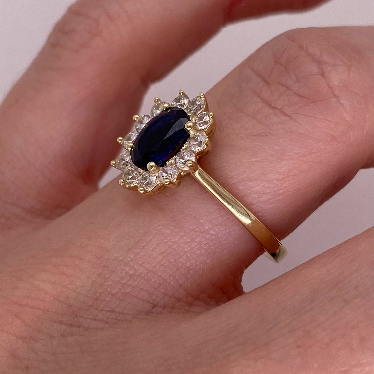 Anillo Oro 10k, Halo con Zafiro Sintético 7x5 mm
