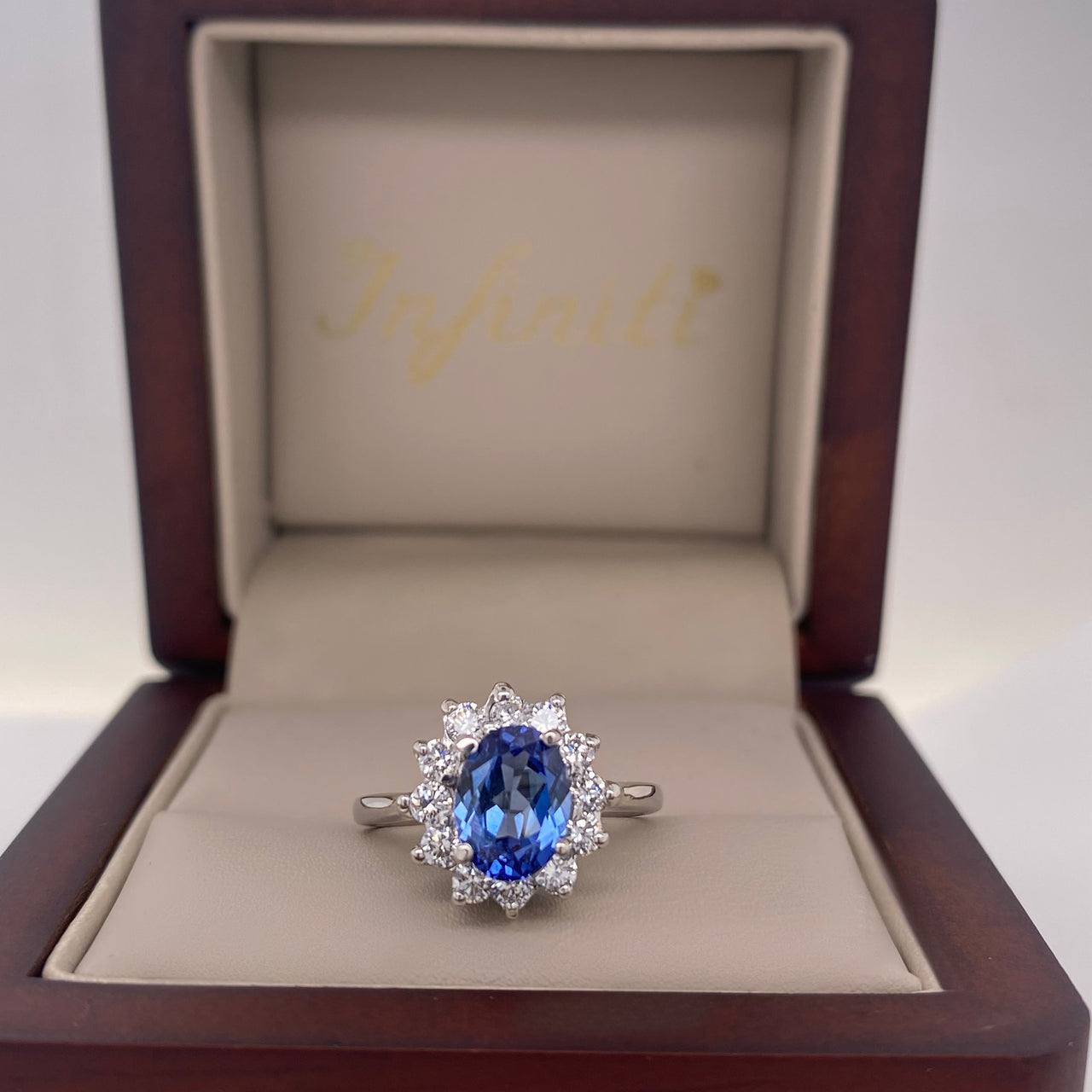 Anillo Oro Blanco 14k - Halo Zafiro Laboratorio 1.75 ct con Diamantes Lab