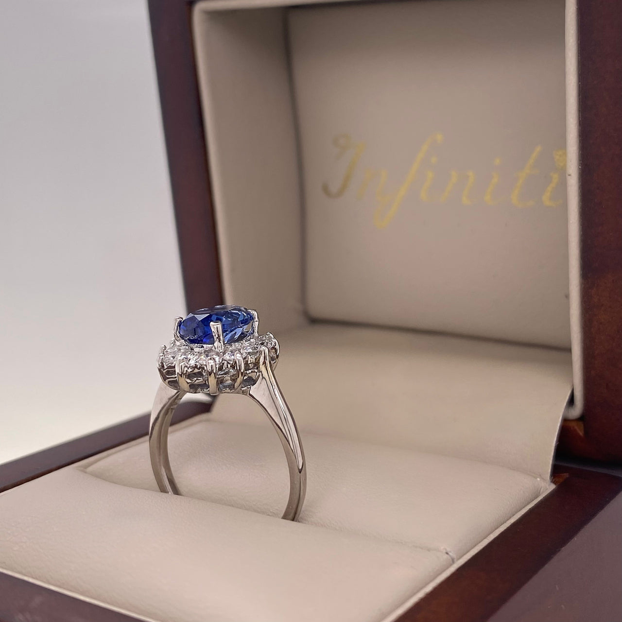 Anillo Oro Blanco 14k - Halo Zafiro Laboratorio 1.75 ct con Diamantes Lab