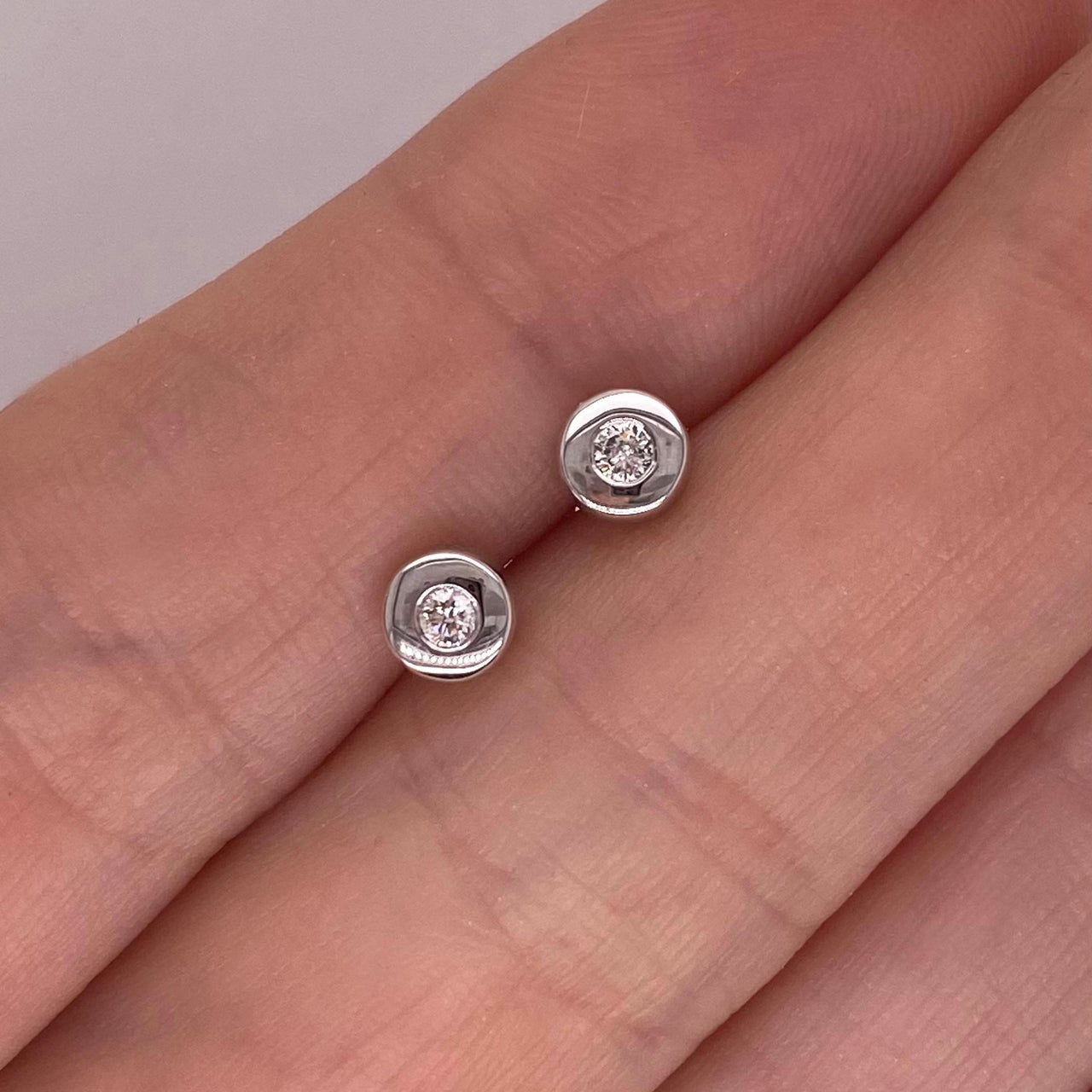 Broquel Oro Blanco 14k, Diamante con 5 Puntos Totales