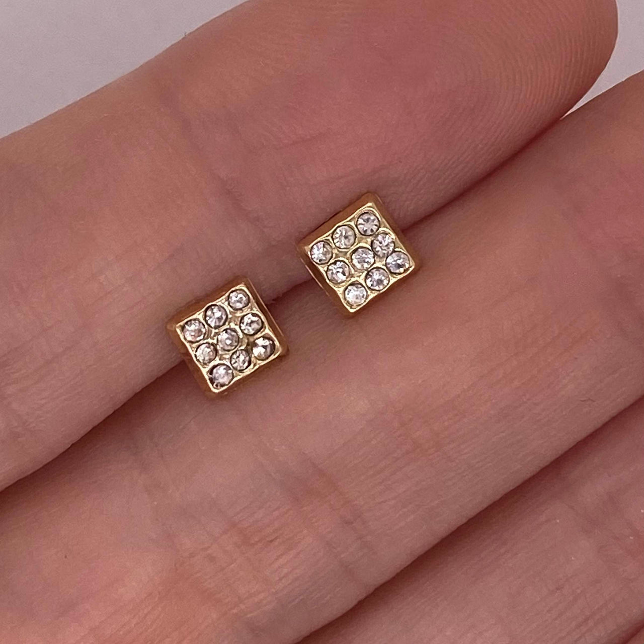 Broquel Cuadro con Zirconias, Oro 10k