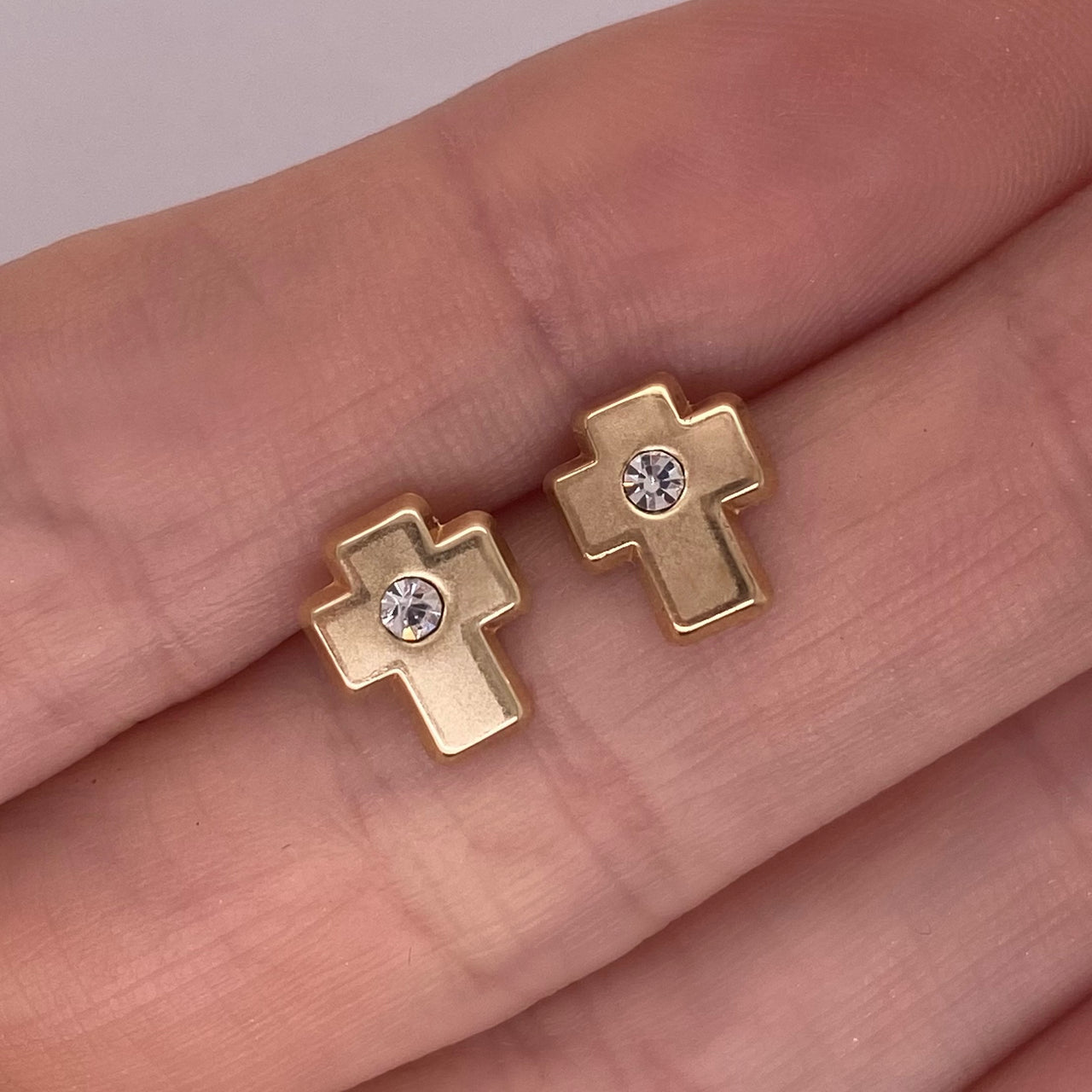 Broquel Cruz con Zirconia, Oro 10k