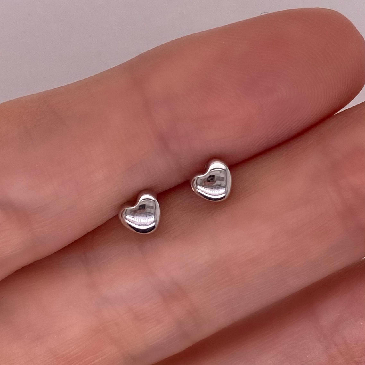 Broquel Corazón Liso, Oro Blanco 10k