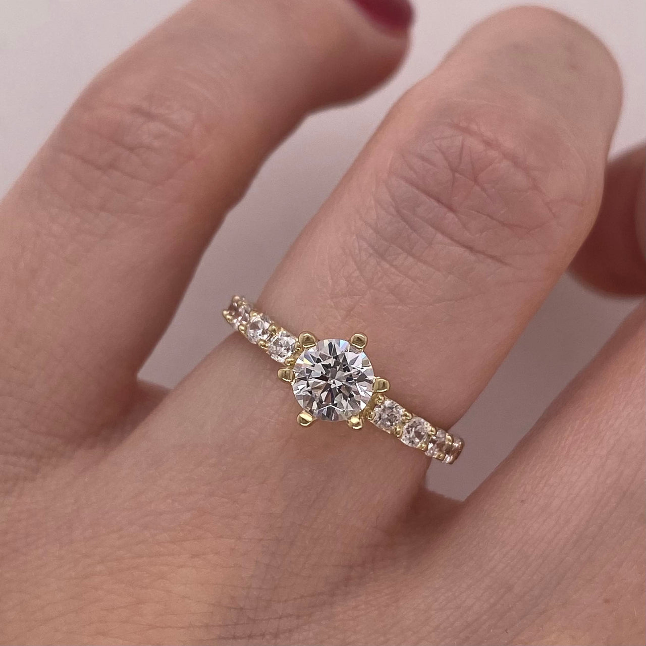 Anillo Oro 10k - Zirconia Central de 5 mm con Laterales