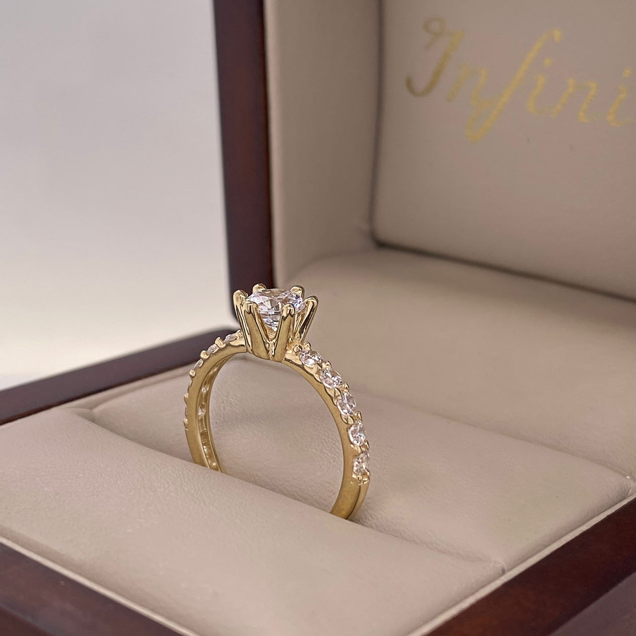 Anillo Oro 10k - Zirconia Central de 5 mm con Laterales