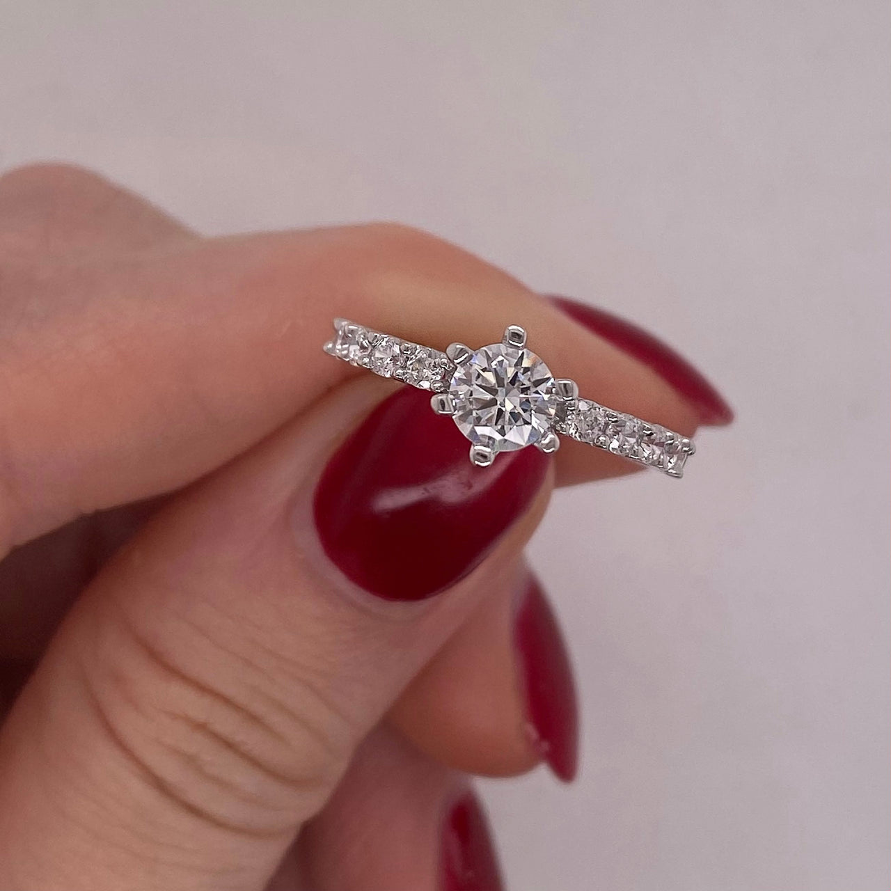 Anillo Oro Blanco 10k - Zirconia Central de 5 mm con Laterales