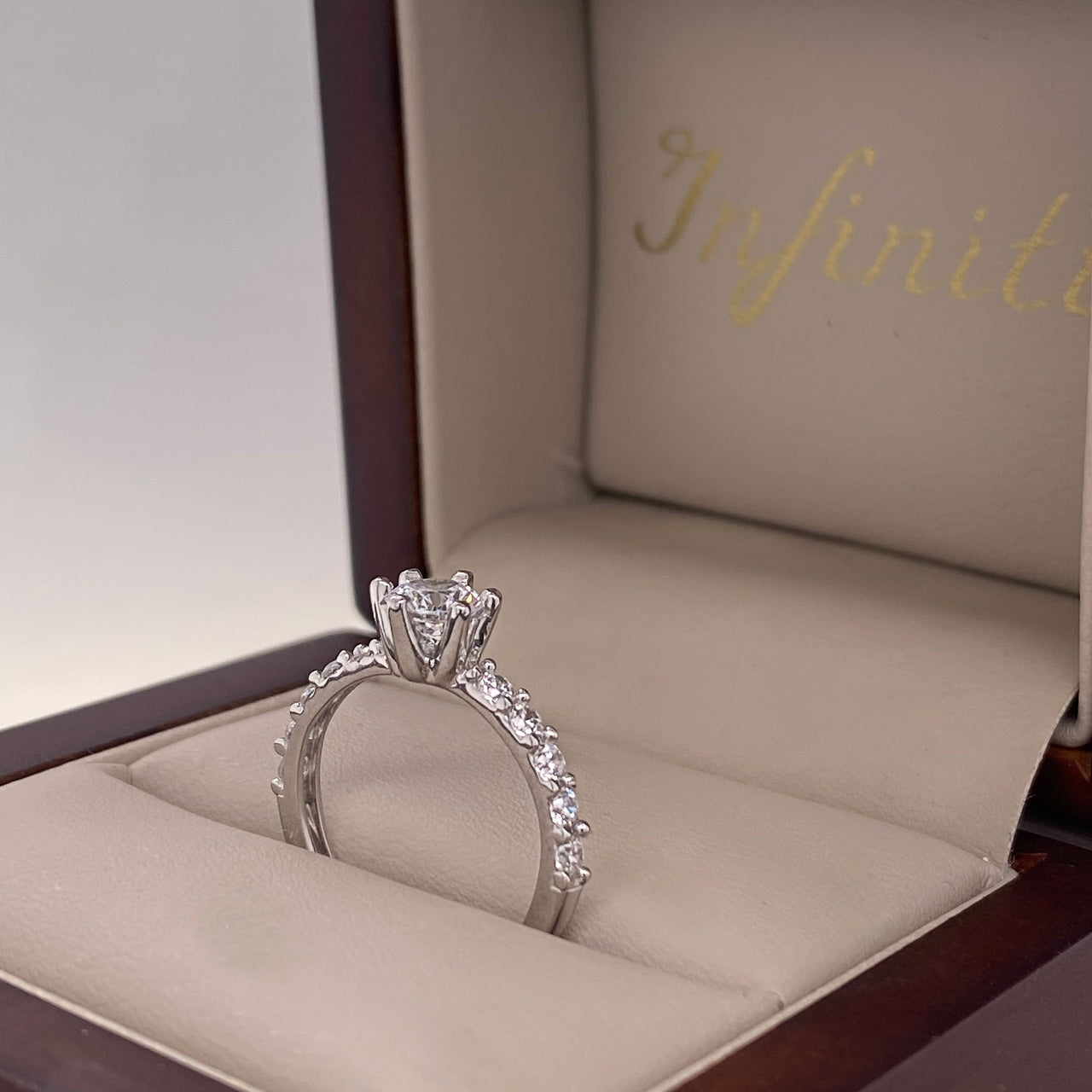 Anillo Oro Blanco 10k - Zirconia Central de 5 mm con Laterales