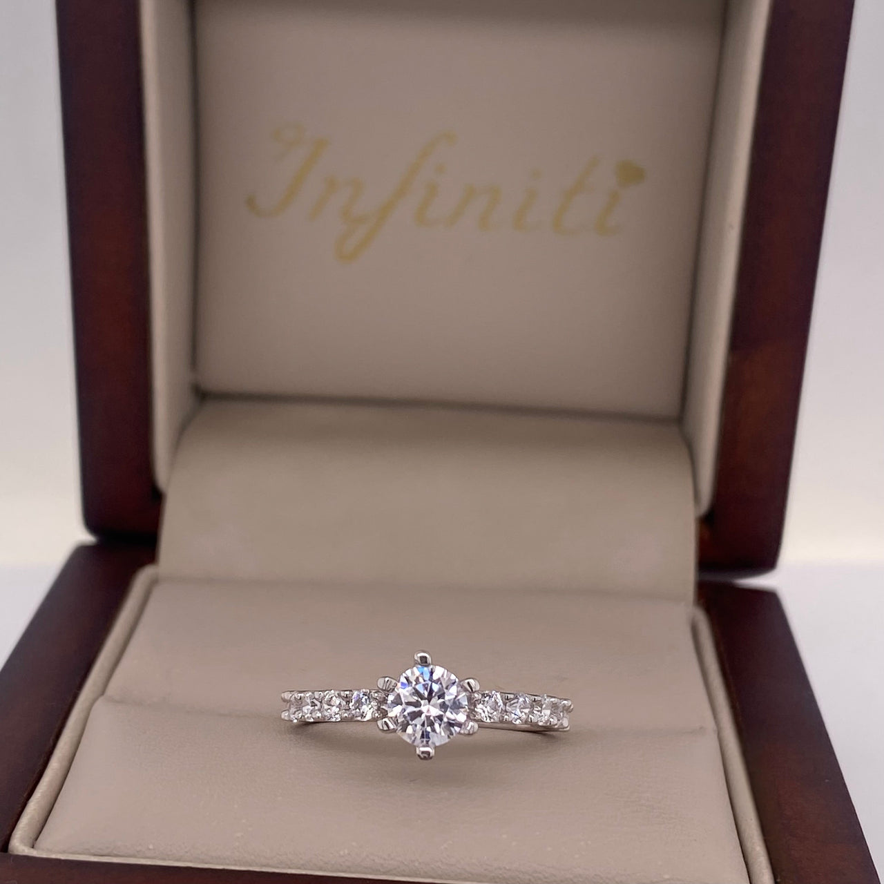 Anillo Oro Blanco 10k - Zirconia Central de 5 mm con Laterales