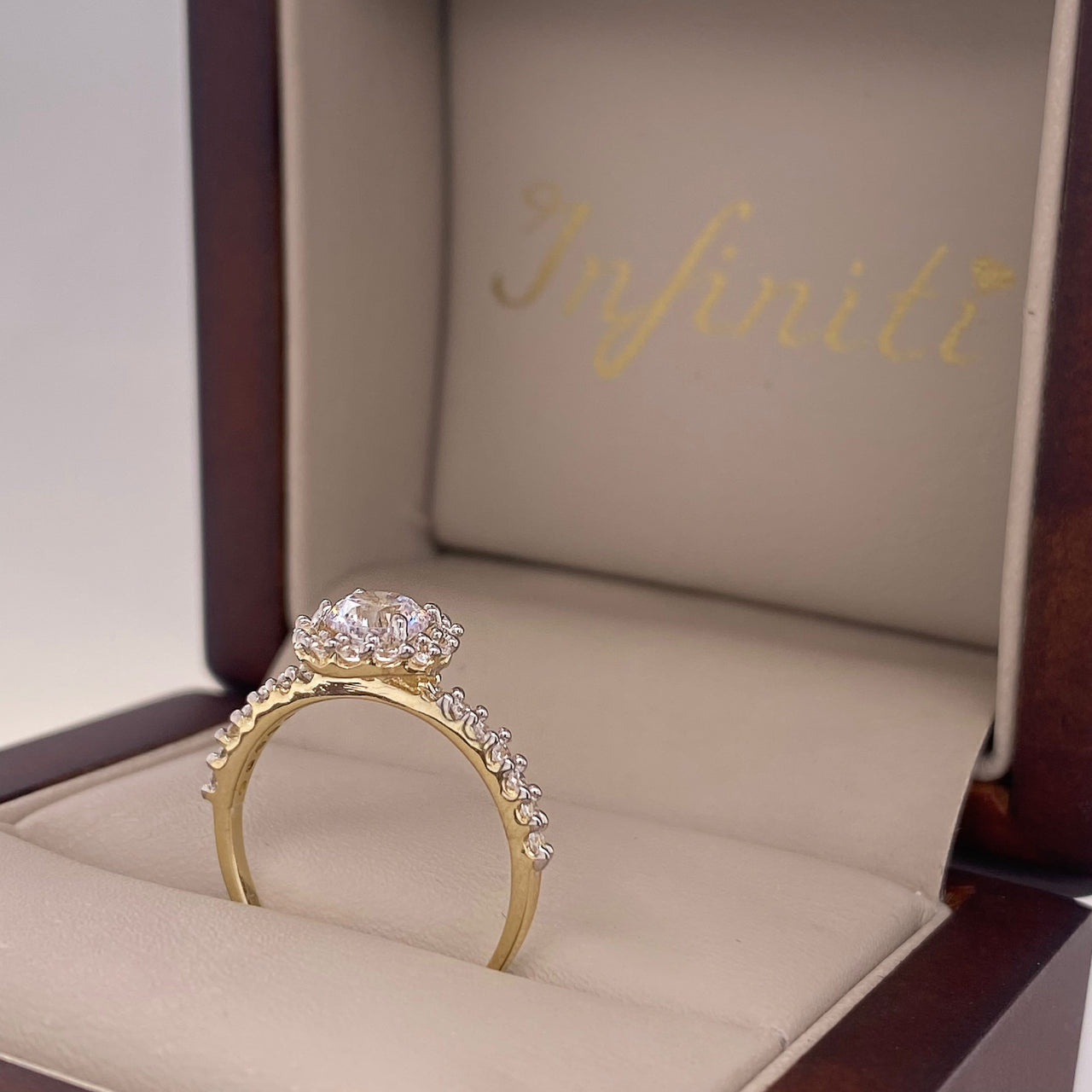 Anillo Oro Amarillo 10k, Estilo Pavé Zirconia Central 5.2 mm