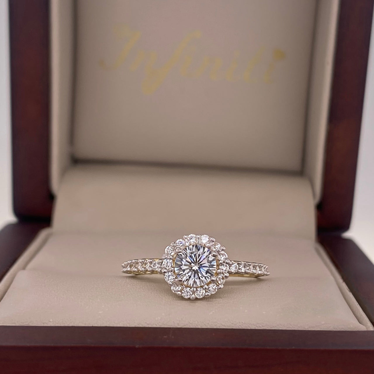 Anillo Oro Amarillo 10k, Estilo Pavé Zirconia Central 5.2 mm