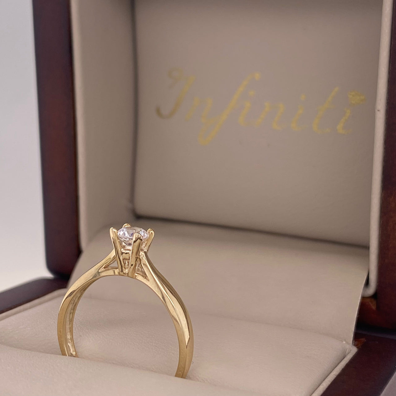 Anillo Oro 10k, Solitario Estilo Catedral, Zirconia de 4 mm
