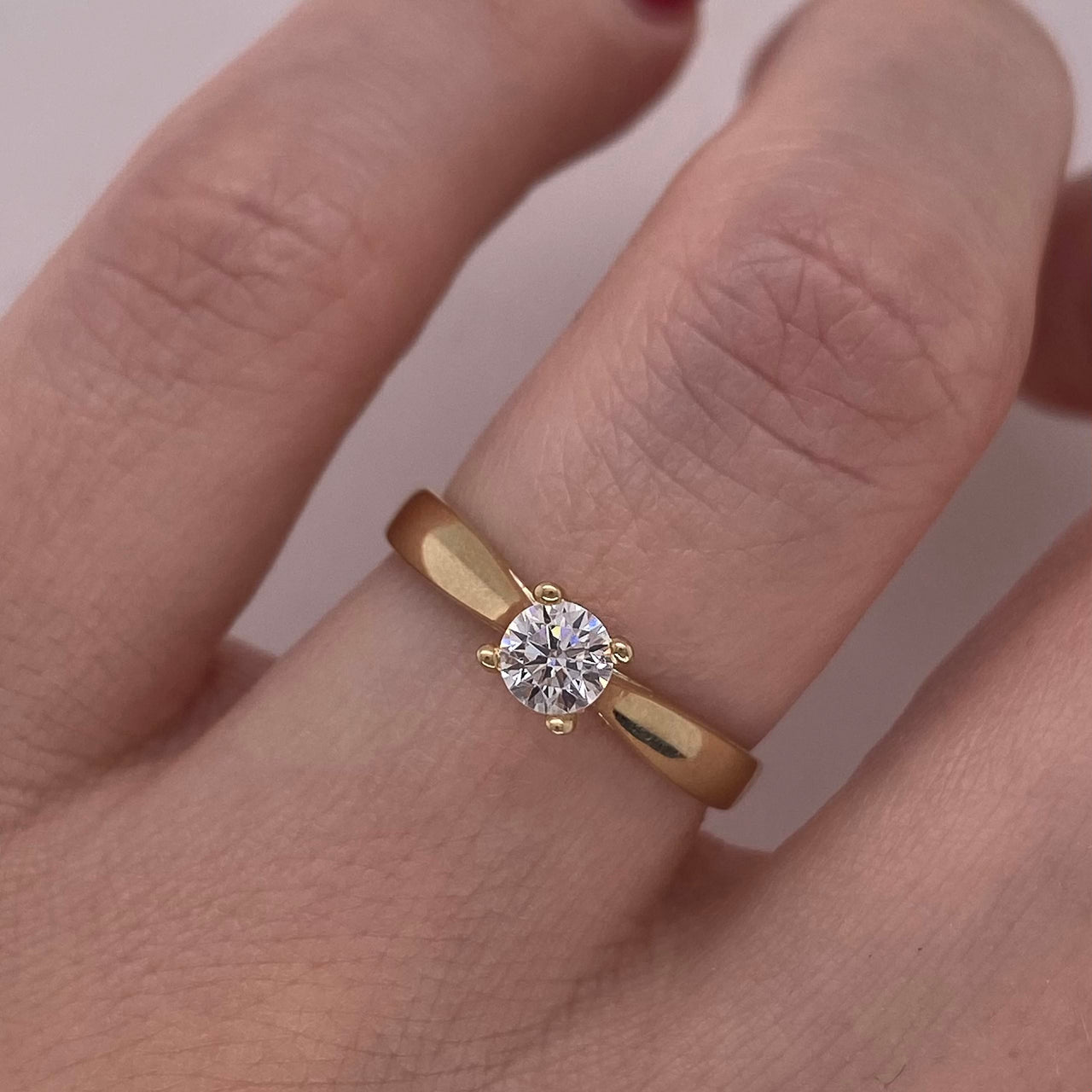 Anillo Oro 10k, Solitario Estilo Catedral, Zirconia de 4 mm