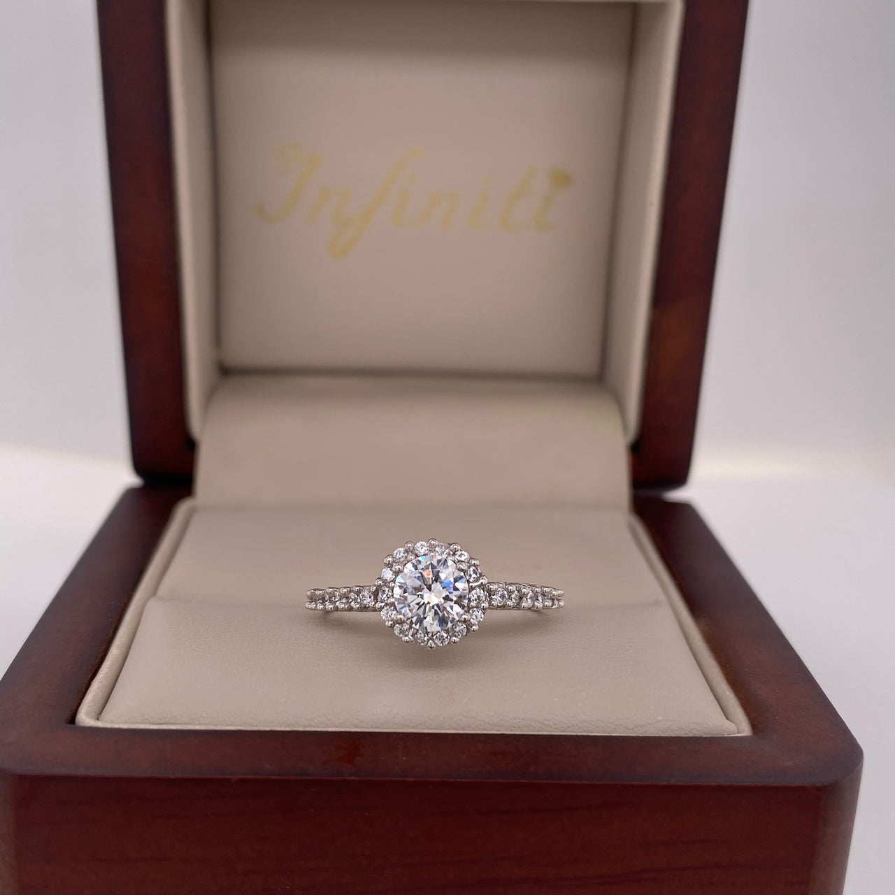 Anillo Oro Blanco 10k, Estilo Pavé Zirconia Central 5.2 mm