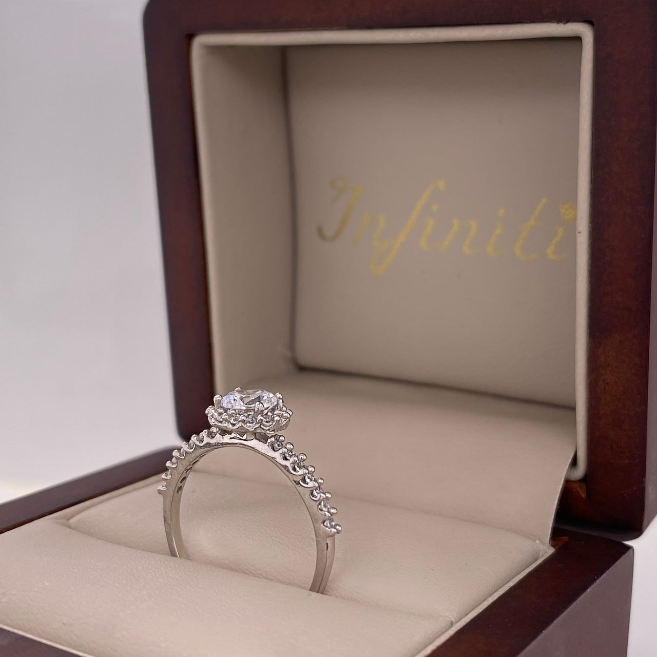 Anillo Oro Blanco 10k, Estilo Pavé Zirconia Central 5.2 mm