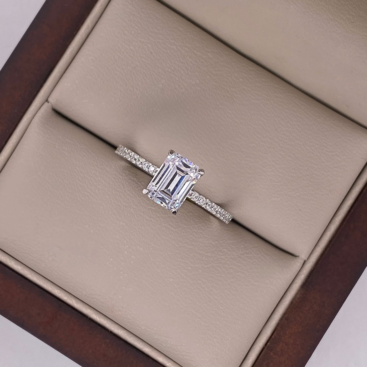Anillo Oro Blanco 14k - Corte Esmeralda 7x5 mm