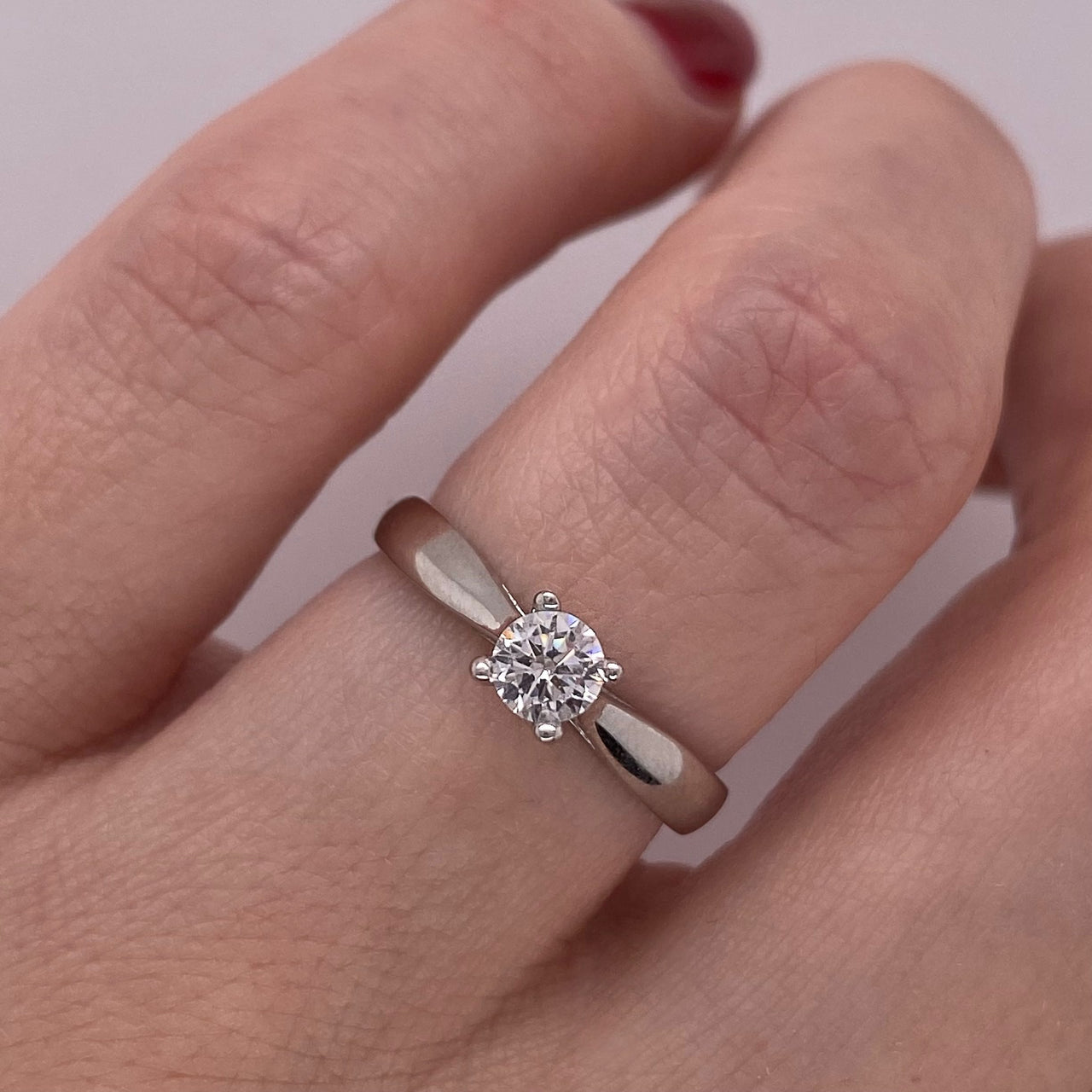 Anillo Oro Blanco 10k, Solitario con Zirconia de 4 mm