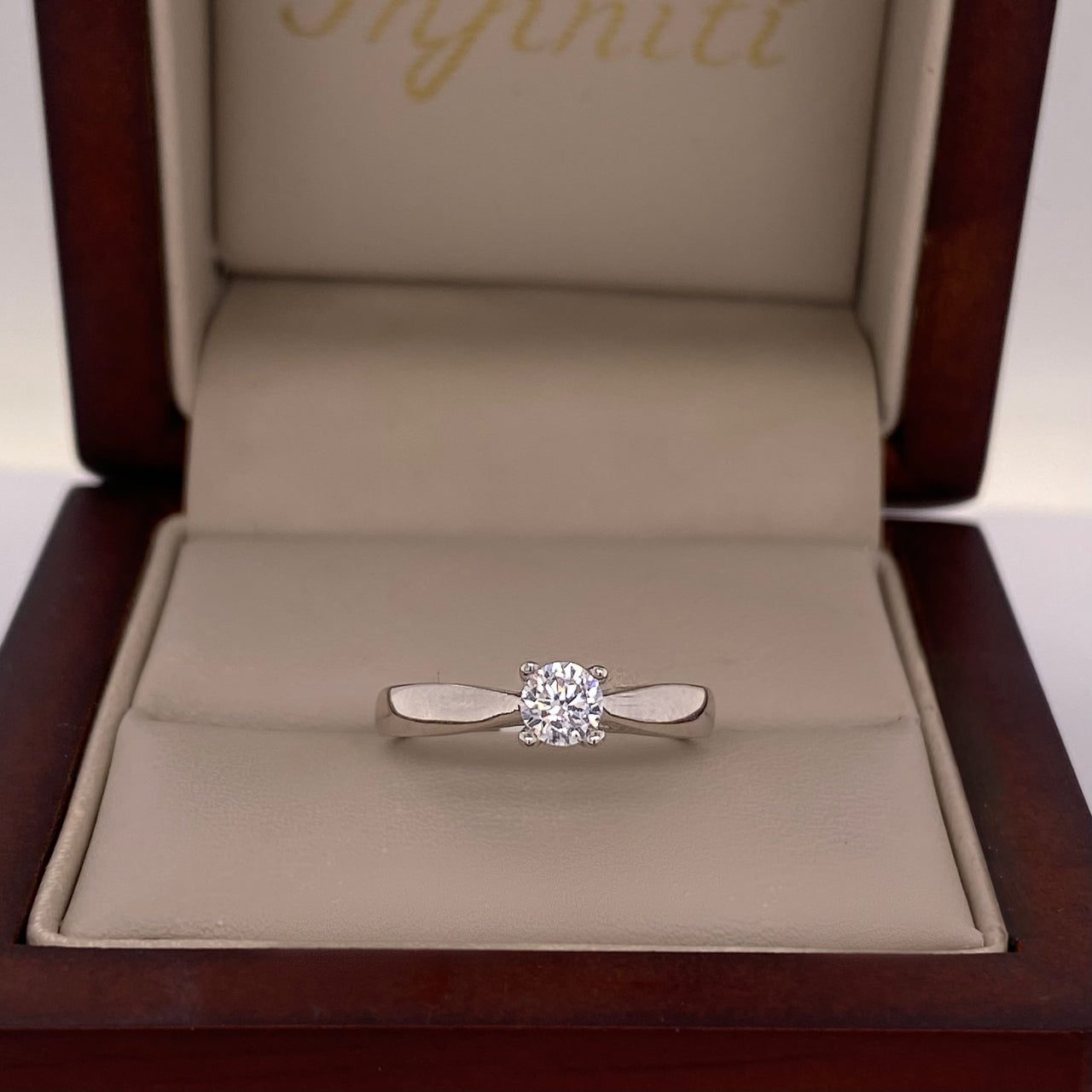 Anillo Oro Blanco 10k, Solitario con Zirconia de 4 mm