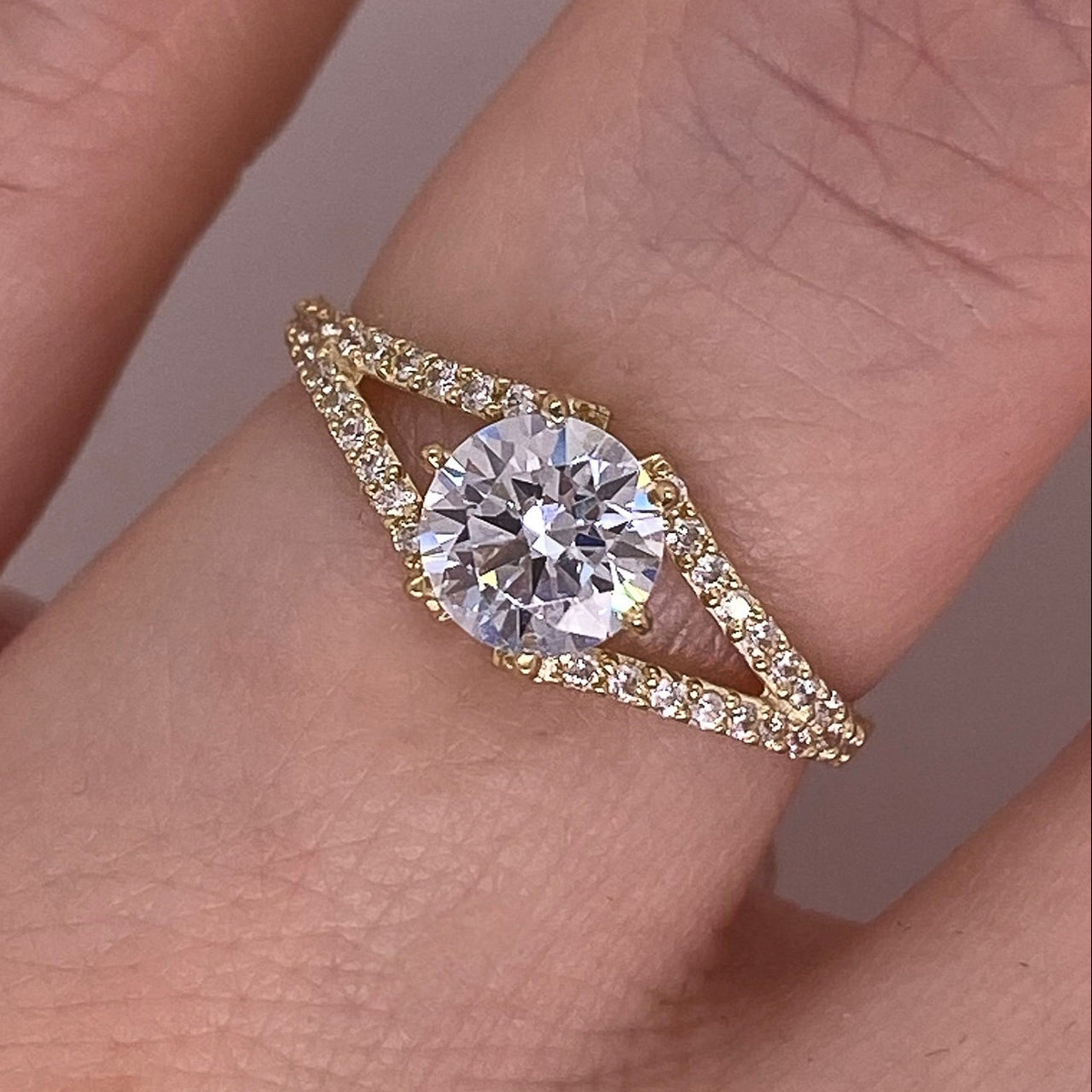 Anillo Oro 10k - Zirconia Central de 5.5 mm con Laterales