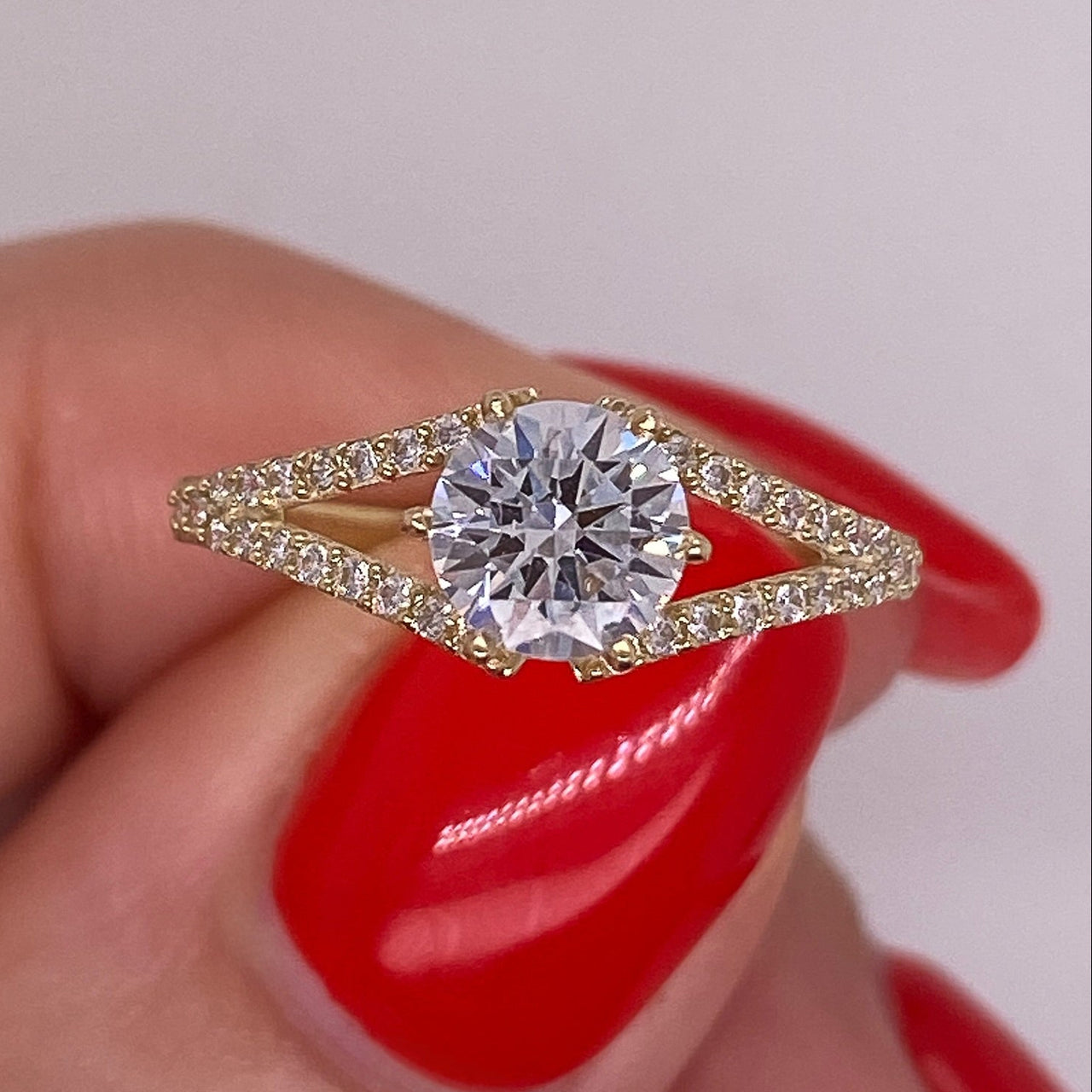 Anillo Oro 10k - Zirconia Central de 5.5 mm con Laterales