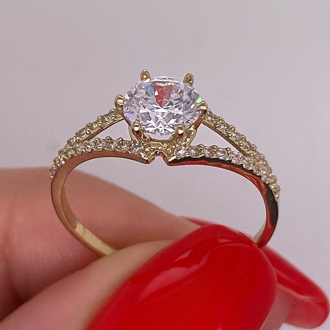 Anillo Oro 10k - Zirconia Central de 5.5 mm con Laterales
