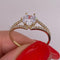Anillo Oro 10k - Zirconia Central de 5.5 mm con Laterales