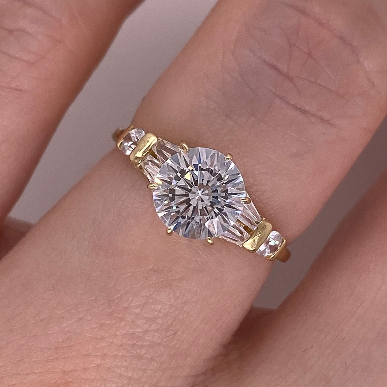 Anillo Oro 14k - Baguettes Laterales de Zirconias