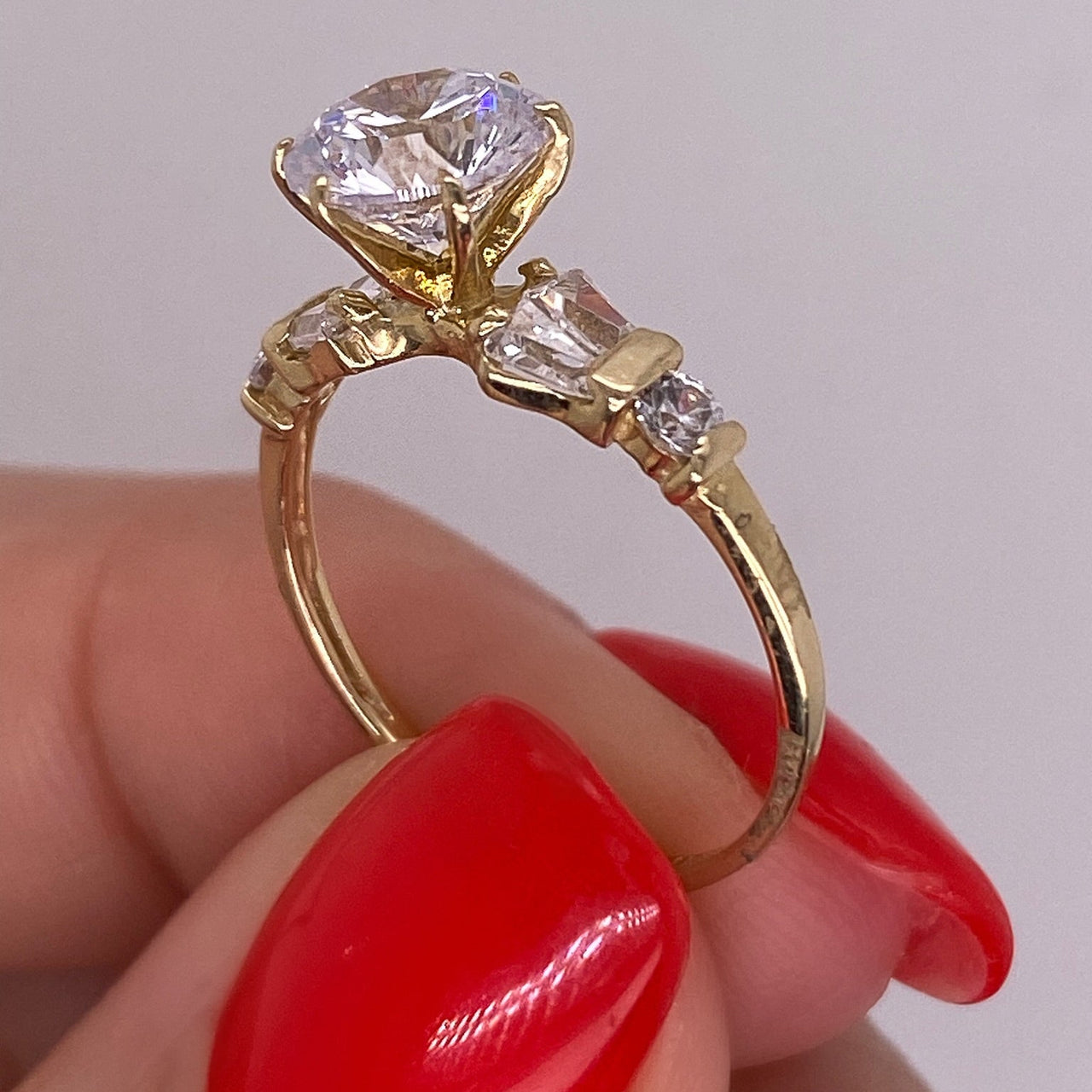 Anillo Oro 14k - Baguettes Laterales de Zirconias