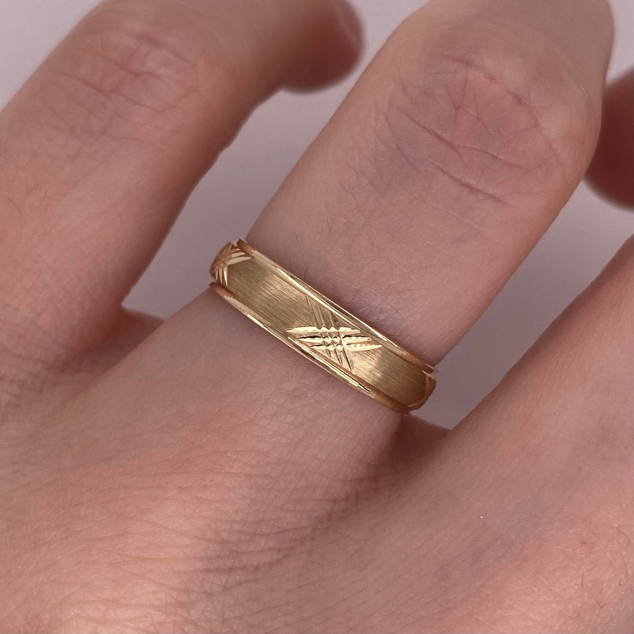 Argolla Oro Amarillo 10k - Diamantada con Bisel Liso, Ancho de 4 mm
