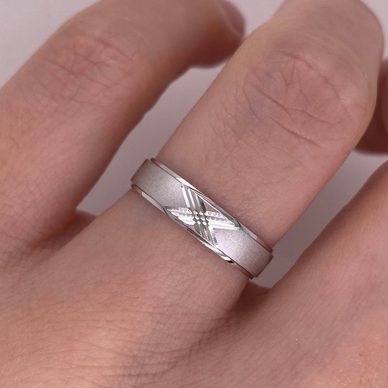 Argolla Oro Blanco 14k - Diamantada con Acabado Platinado, Ancho 4 mm