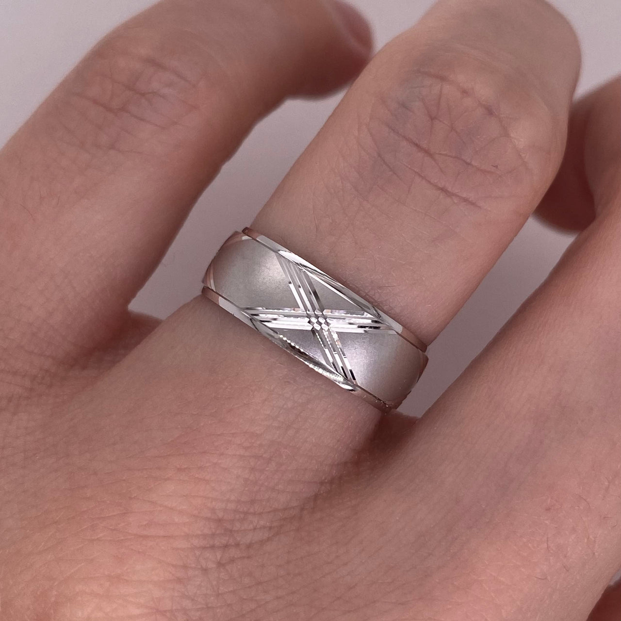 Argolla Oro Blanco 14k - Diamantada con Acabado Platinado, Ancho 6 mm