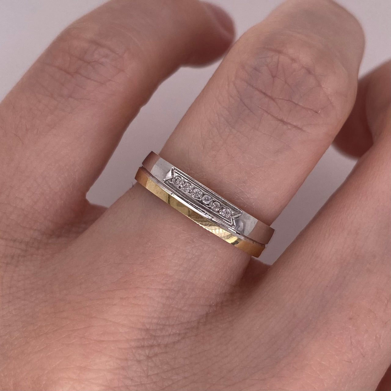 Argolla Oro Combinado 14k - Acabado Mate Liso con Zirconias, Ancho 4 mm