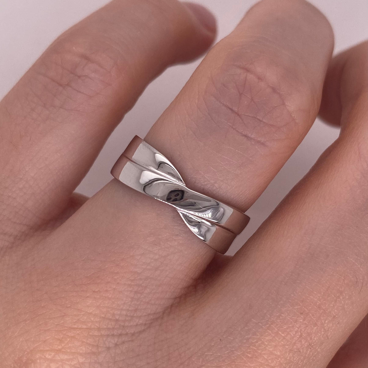 Argolla Oro Blanco 14k - Forma Infinito Acabado Liso, Ancho 6 mm