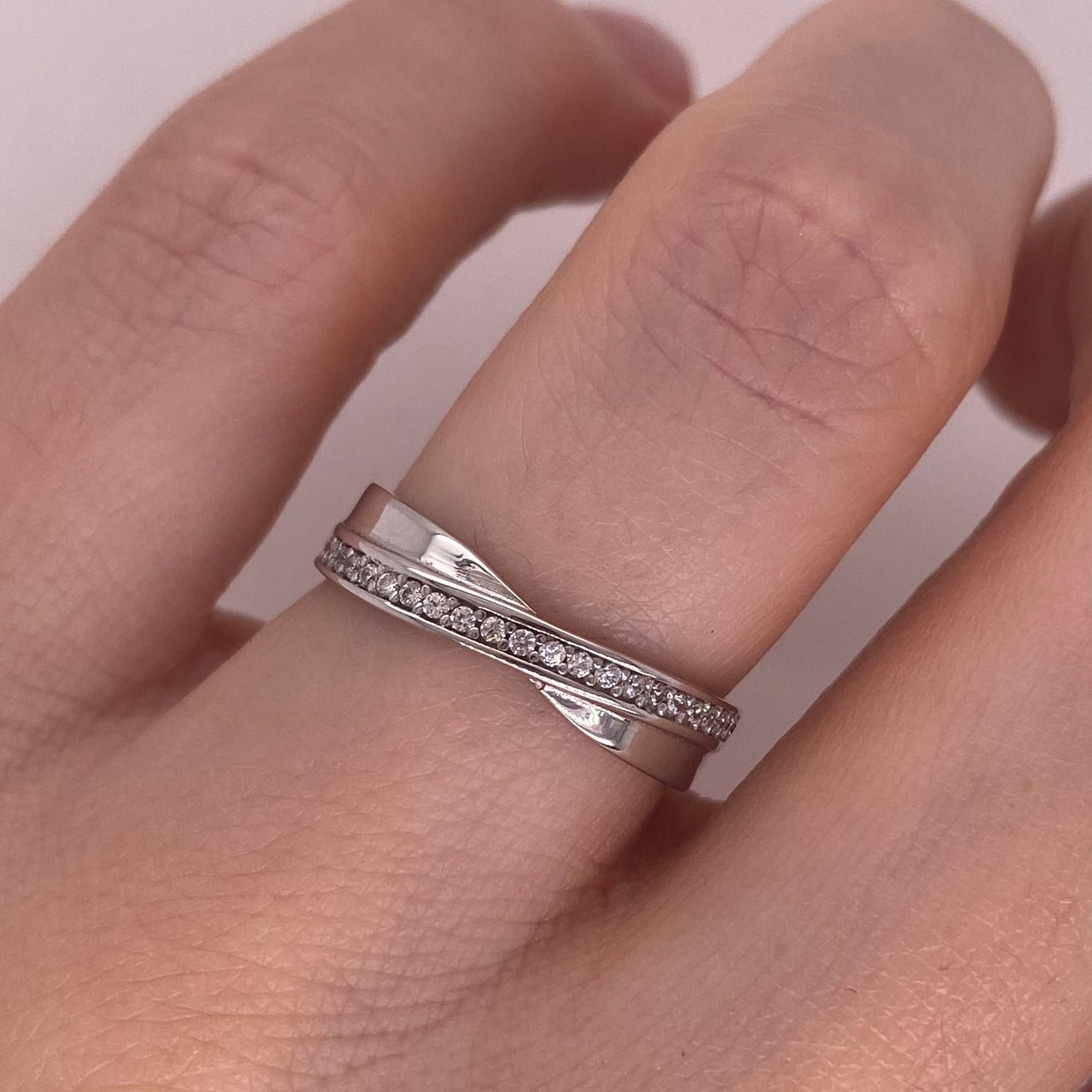 Argolla Oro Blanco 14k - Estilo Infinito con Zirconias, Ancho de 4 mm