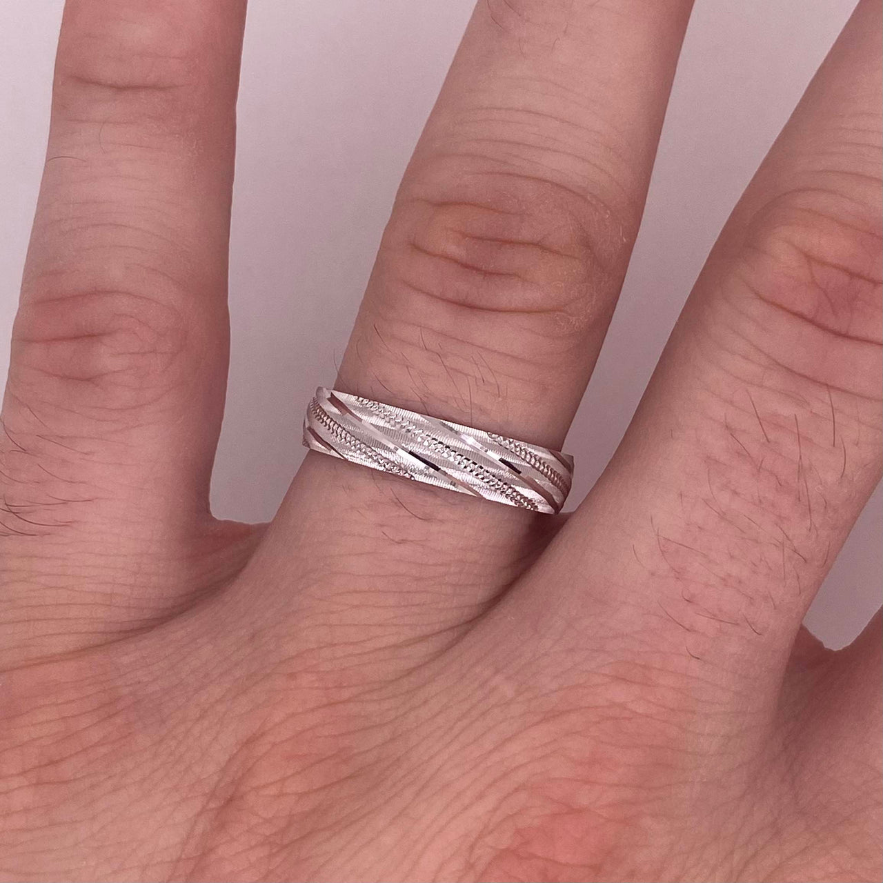Argolla Oro Blanco 14k - Acabado Facetado con Confort, Ancho 5 mm