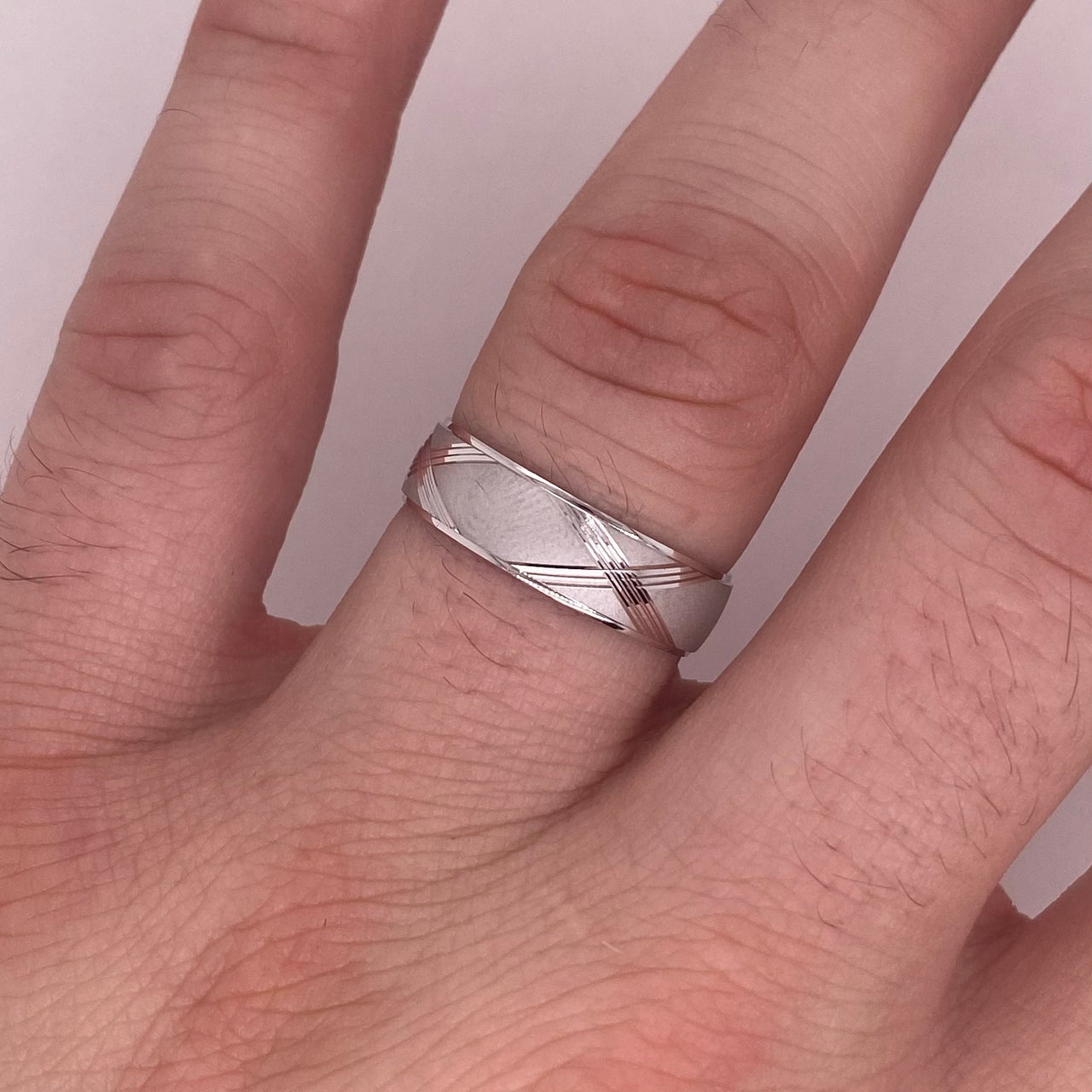 Argolla Oro Blanco 14k - Diamantada con Acabado Platinado, Ancho 6 mm