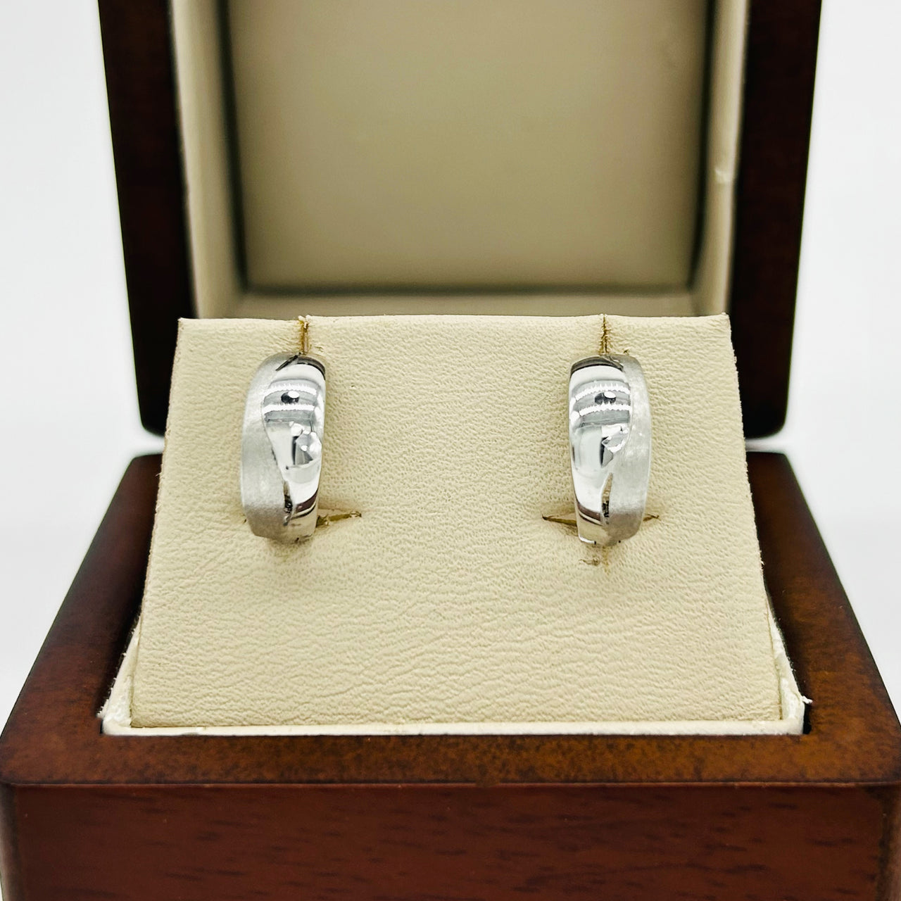 Arracadas Huggies Oro Blanco 14k, Acabado Liso, 10 mm de Diámetro, Ancho 6 mm