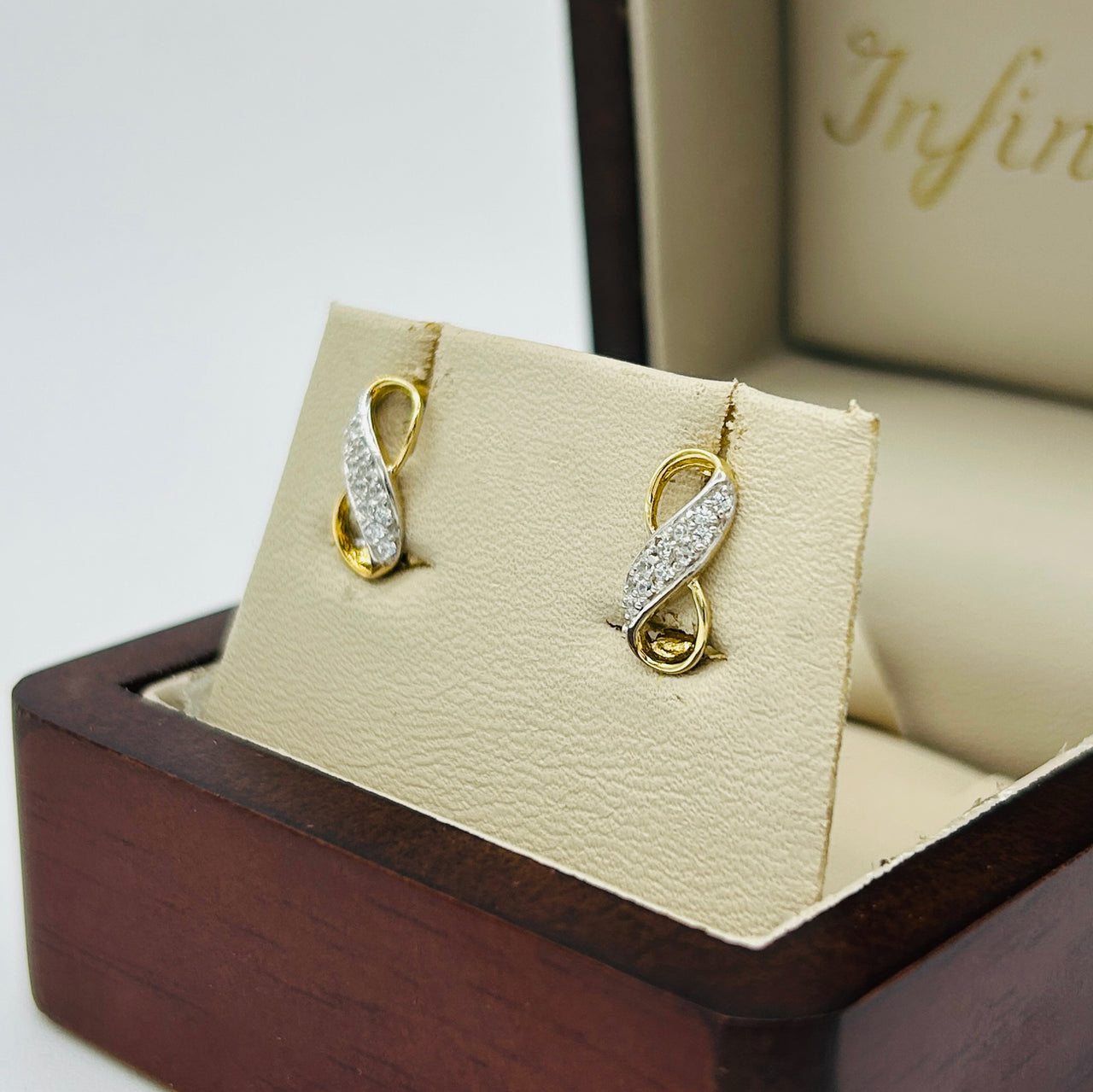 Arete Oro 10k - Infinito con Zirconia