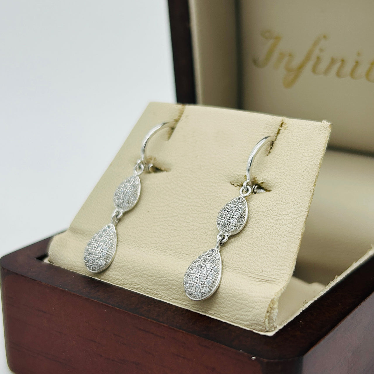 Arete Oro Blanco 10k - Gotas Colgantes con Zirconias