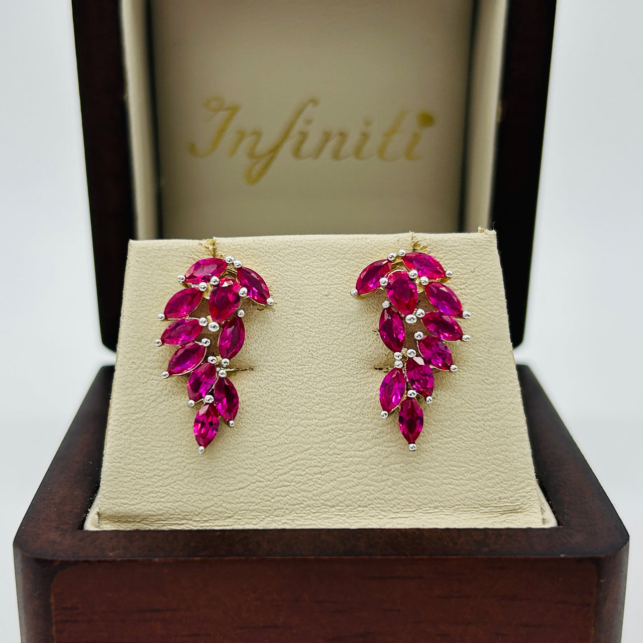 Arete Oro 10k - Forma Hoja con Zirconia Roja