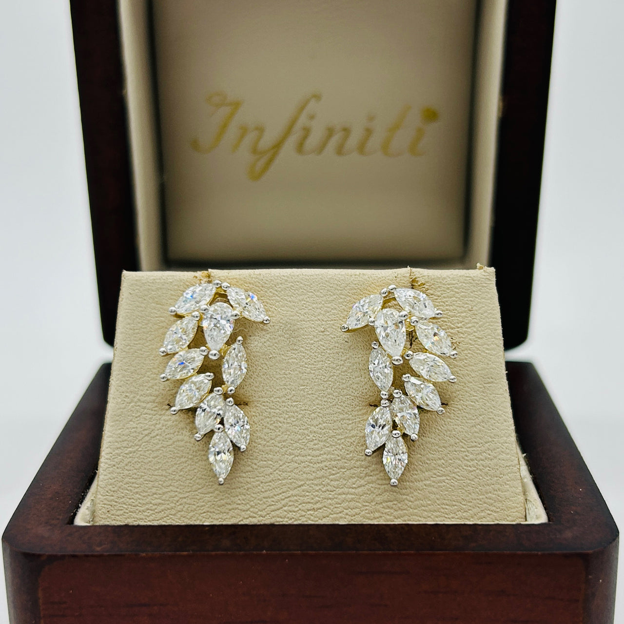 Arete Oro 10k - Forma Hoja con Zirconia Blanca
